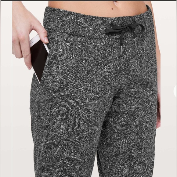 EUC- Lululemon On the Fly Pants - Picture 2 of 7